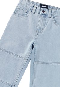 Ljusblå denimbyxor med rak skärning, framfickor och tonad sömnad. Midjebandet har en knapp och en varumärkesetikett sydd inuti.