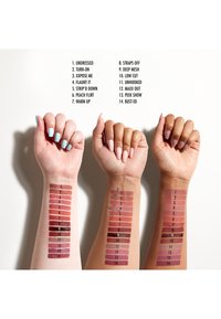 Tre armar med färgprover av olika läppfärger i nyanser av nude, rosa och bär. Varje färgprov är numrerat för referens.