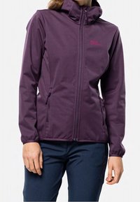 Veste softshell violette avec un col haut, fermeture éclair sur le devant, deux poches latérales et poignets élastiques. Fabriquée à partir d'un matériau lisse et durable.