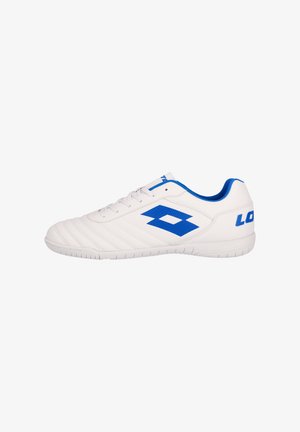 Witte sportschoen met blauwe accenten, met een textureren leren bovenwerk, ronde neus, vetersluiting en een gemusterde zool.