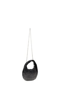 Borsa a spalla nera con forma arrotondata, tessuto texture con pois bianchi e una sottile tracolla a catena.