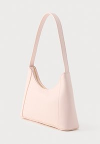 Rozā sintētiskā rokassoma ar izliekta dizaina formu, īsu rokturi un zelta krāsas rāvējslēdzēja aizdari. Gluda tekstūra bez redzama raksta.