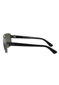 Occhiali da sole Ray-Ban neri con lenti verdi. Design elegante, montatura lucida e struttura semi senza montatura. Accenti in metallo sulle tempie.