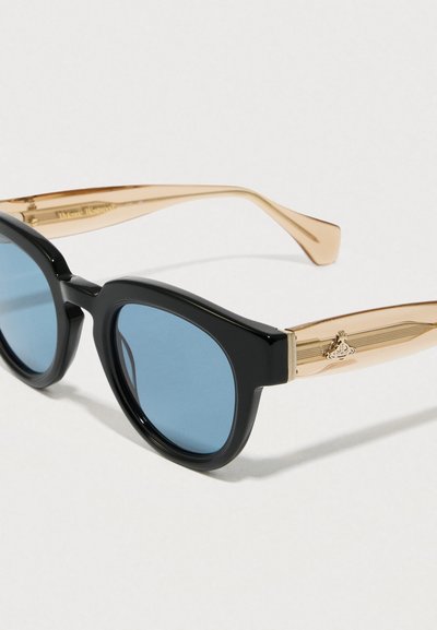 Čierne slnečné okuliare s modrými sklami, štvorcový rám a zlaté kovové akcenty na chráničoch, so štruktúrovaným dizajnovým detailom.