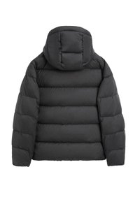 Giubbotto puffer nero con cappuccio, caratterizzato da sezioni trapuntate e una texture liscia, visto da dietro, che mostra un design compatto.