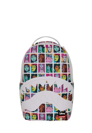 Mochila con una cuadrícula colorida de caras de villanos de Disney y patrón blanco de dientes de tiburón en el bolsillo delantero.