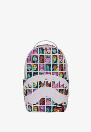 Mochila con una cuadrícula colorida de caras de villanos de Disney y patrón blanco de dientes de tiburón en el bolsillo delantero.