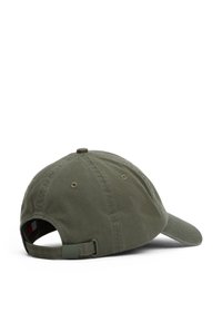 Olíva zöld pamut baseball sapka ívelt küllővel, állítható pánttal, szellőzőnyílásokkal és logó részlettel a belsejében.