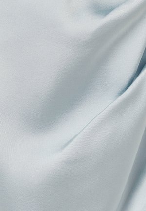 Tissu bleu clair lisse avec de doux plis et une légère brillance, mettant en valeur sa texture et son tombé délicat.