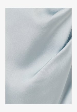 Tissu bleu clair lisse avec de doux plis et une légère brillance, mettant en valeur sa texture et son tombé délicat.