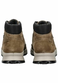 Botas de tobillo de ante marrón con un cuello elástico negro, forro de piel de borrego gris y una suela de goma gruesa con textura para mayor tracción.