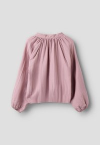 Heledalt roosa, pika varrukaga pluus, millel on kogutud kaelus ja elastsed varrukaotsad. Pehme, tekstuuriga kangas, lahtise istuvusega ja langetatud õlgadega.