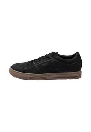 Sneaker nero basso con suola in gomma marrone e lacci neri, vista laterale.