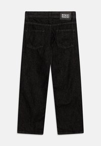 Crne traperice s ravnim nogavicama, s dva stražnja džepa i oznakom branda na pojasu Jack & Jones.