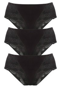 Biancheria intima nera con una parte anteriore liscia, dotata di pannelli laterali in pizzo e ritagli decorativi lungo i bordi. Tre paia impilati.