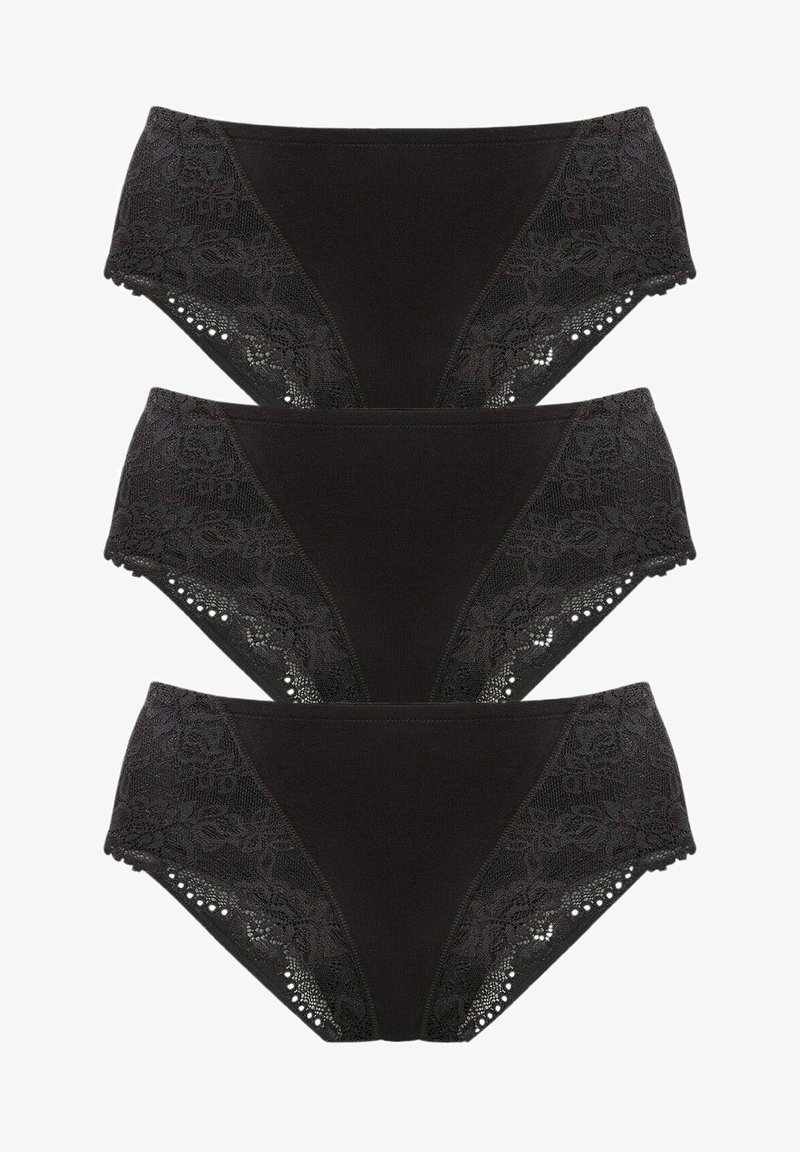 Črne spodnje hlačke z gladkim sprednjim delom, ki imajo čipkaste stranske panele in dekorativne izreze ob robovih. Tri pare zložene drug na drugega.
