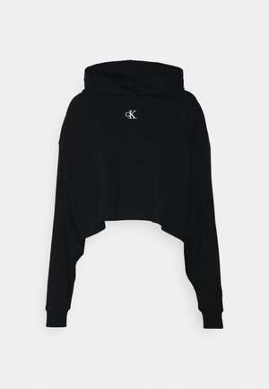 Schwarzer kurzkürzter Hoodie mit langen Ärmeln und Kapuze, mit kleinem weißem "cK"-Logo mittig auf der Brust.