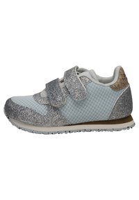 Scarpe sportive azzurro chiaro con accenti argentati glitterati, fasce in velcro, superiore testurizzato e suola in gomma con piccoli modelli di battistrada.