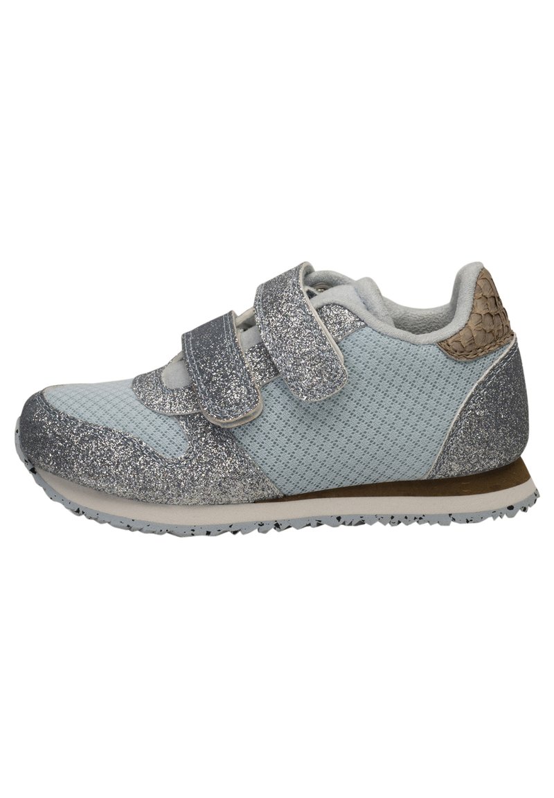 Scarpe sportive azzurro chiaro con accenti argentati glitterati, fasce in velcro, superiore testurizzato e suola in gomma con piccoli modelli di battistrada.