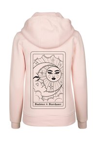 Ružová mikina s veľkou čiernou grafikou zobrazujúcou dizajn slnka a mesiaca, zdobená trblietkami, srdiečkami a textom "Sunlover & Starchaser."