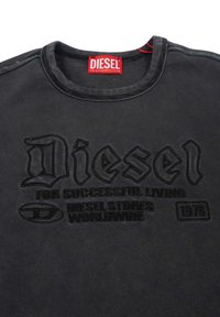 Felpa grigia scura con scritte nere in rilievo "Diesel For Successful Living Diesel Stores Worldwide 1978" e un'etichetta rossa Diesel all'interno del colletto.