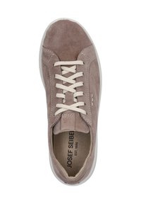 Sneaker in suede rosa chiaro con lacci bianchi, punta rotonda e suola in gomma bianca. Dettagli di cucitura notevoli migliorano il design della tomaia.