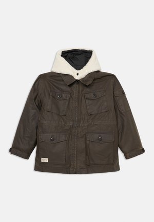 Brun, knap-ærmet jakke med en hvid, pelsforet krave, fire frontlommer og lynlåslukning. Struktureret stof med synlige sømme.