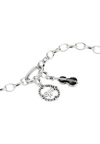Silbernes Gliederarmband mit rundem Anhänger mit "W" und kleinem Geigenanhänger. Glatte Glieder und polierte Oberfläche mit schwarzen Akzenten.