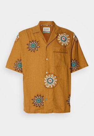Bruine korte mouw shirt met geborduurde zonmotieven in wit, blauw en bruin. Heeft een borstzak en een klassieke kraag.