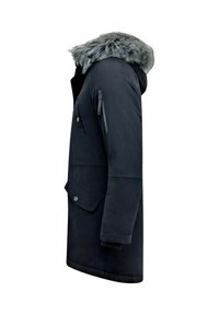 Donkerblauwe parka met capuchon met nepbont rand, meerdere rits- en drukknoopzakken, lange mouwen en een rechte snit. Waterdicht materiaal.