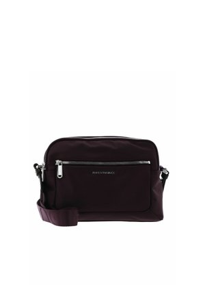 Petit sac bandoulière violet foncé compact avec poche zippée à l'avant, bandoulière réglable et détails argentés sur la fermeture éclair.