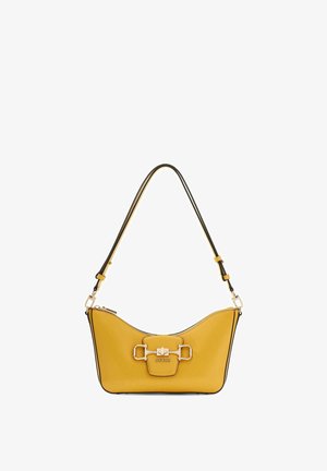 Sac à bandoulière en cuir jaune avec détail de boucle dorée et sangle noire réglable, logo GUESS sur la fermeture à clip avant.