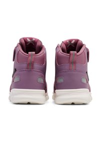 Baskets montantes violettes en matériau synthétique lisse, semelle blanche et bride ajustable. Présentent des accents gris et un col rembourré.