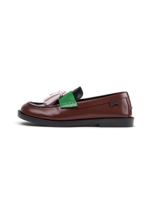 Bruine leren loafer met zwarte zool, groene band, zwarte tong en roze kwastjes bovenop, vanuit de zijkant gezien.