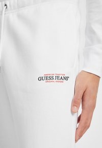 Guess Jeans AMERICAN TRADITION JOGGER - Treningo apatinė dalis - weiß