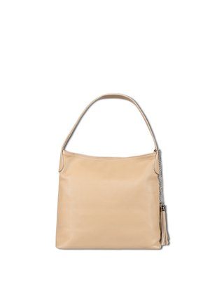 Beige leren schoudertas met een enkele band en een zilveren kettingkwastdetail aan de zijkant, tegen een witte achtergrond.