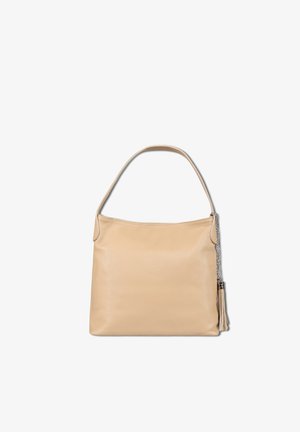 Beige leren schoudertas met een enkele band en een zilveren kettingkwastdetail aan de zijkant, tegen een witte achtergrond.