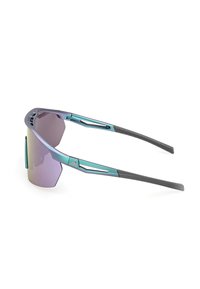 Sportiga wraparound-solglasögon med metallisk teal-färgad båge, lila spegelglas och gråa texturerade ändar på skalmarna mot vit bakgrund.