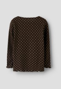 Bruine geribbelde top met lange mouwen, voorzien van witte stippen, een ronde halslijn en een golvende zoom.