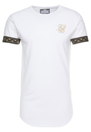 T-shirt blanc à manches courtes avec col rond, présentant un logo brodé en or et des accents noirs à motifs sur les manches.