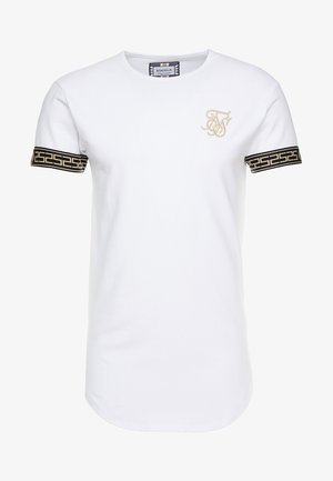 T-shirt blanc à manches courtes avec col rond, présentant un logo brodé en or et des accents noirs à motifs sur les manches.