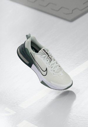 Hellgrauer und schwarzer Nike Air Max Sneaker mit Mesh-Obermaterial, weißen Schnürsenkeln und Air Max-Branding auf einem schlichten hellen Hintergrund.