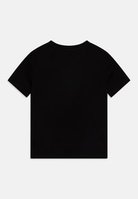 Camiseta negra de algodón con mangas cortas, cuello redondo acanalado y diseño liso. Sin logotipos o patrones visibles. Textura suave.