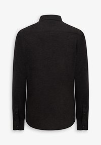 Musta pitkähiha paita, joka on valmistettu teksturoidusta kankaasta. Siinä on kaulus ja napilliset kalvosimet, suora helma ja vähäiset ompeleiden yksityiskohdat.