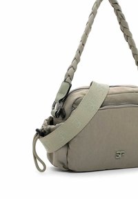 Borsa a tracolla verde oliva con manico intrecciato e dettaglio del logo, caratterizzata da una superficie testurizzata e chiusura con zip per una sicurezza maggiore nel riporre gli oggetti.