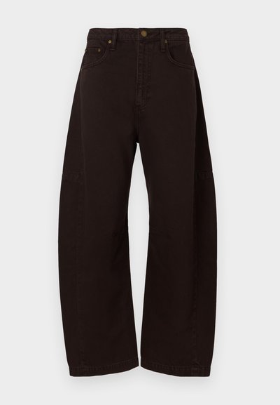 Calças pretas de perna larga feitas de denim, com cintura alta, fecho com botão de metal e bolsos laterais. Textura lisa, corte reto.