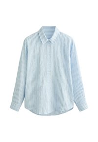 Lyseblå skjorte med knapper, tynde mørke lodrette striber, lange ærmer og spids krave på hvid baggrund.