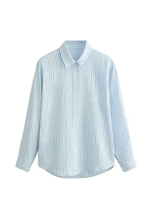 Cămașă albastru deschis cu nasturi, dungi verticale subțiri închise la culoare, mâneci lungi și guler ascuțit, pe un fundal alb.