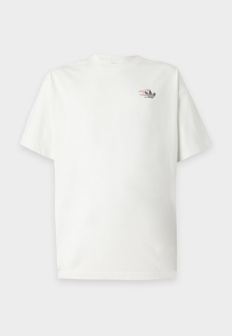 T-shirt bianca a maniche corte con un piccolo logo Adidas nero e rosso sulla parte superiore sinistra del petto.