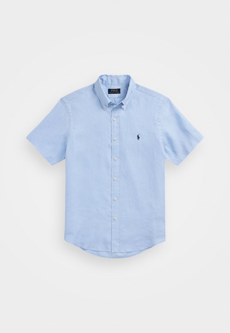 Ανοιχτό μπλε κοντομάνικο πουκάμισο με κουμπιά, φτιαγμένο από λινό, με κλασικό γιακά, που διαθέτει ένα μικρό κεντημένο λογότυπο στο αριστερό μέρος του στήθους.